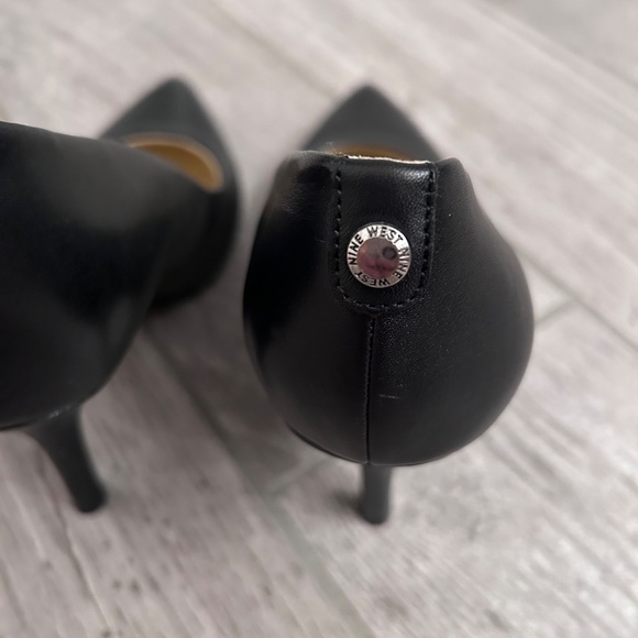 Black Leather Pumps Size 8 LIKE NEW - Picture 4 of 5